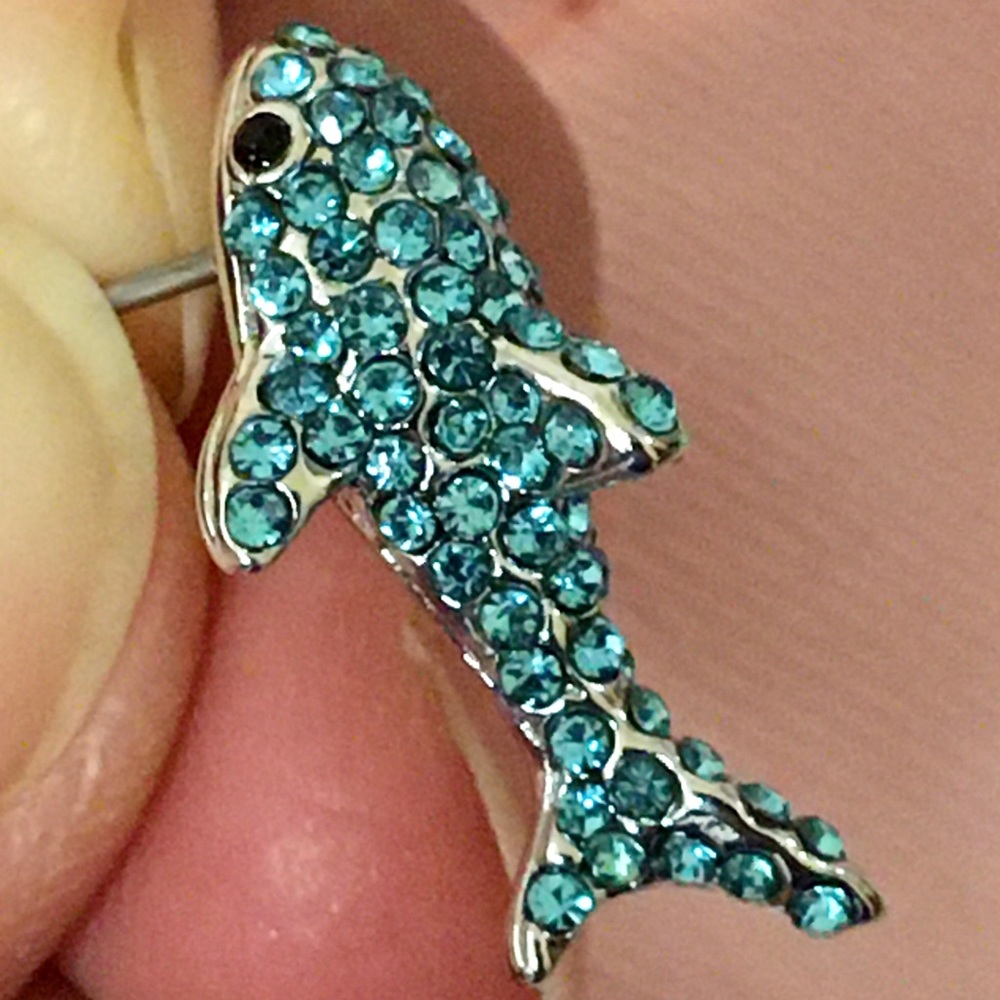 Sparkling NWT Kate Spade shark studs! - Picture 4 of 7